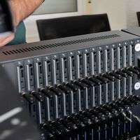 Una sola persona en Barcelona y 2,5 millones de SMS al día: las "granjas de móviles" que operan en España para estafarte