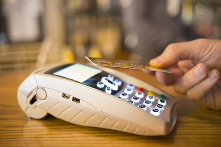 Contra el mito de que te pueden robar dinero de tarjetas contactless sólo acercándose a ti