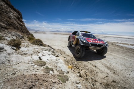 Peterhansel gana, Sainz remonta, y el Dakar se pone al rojo vivo