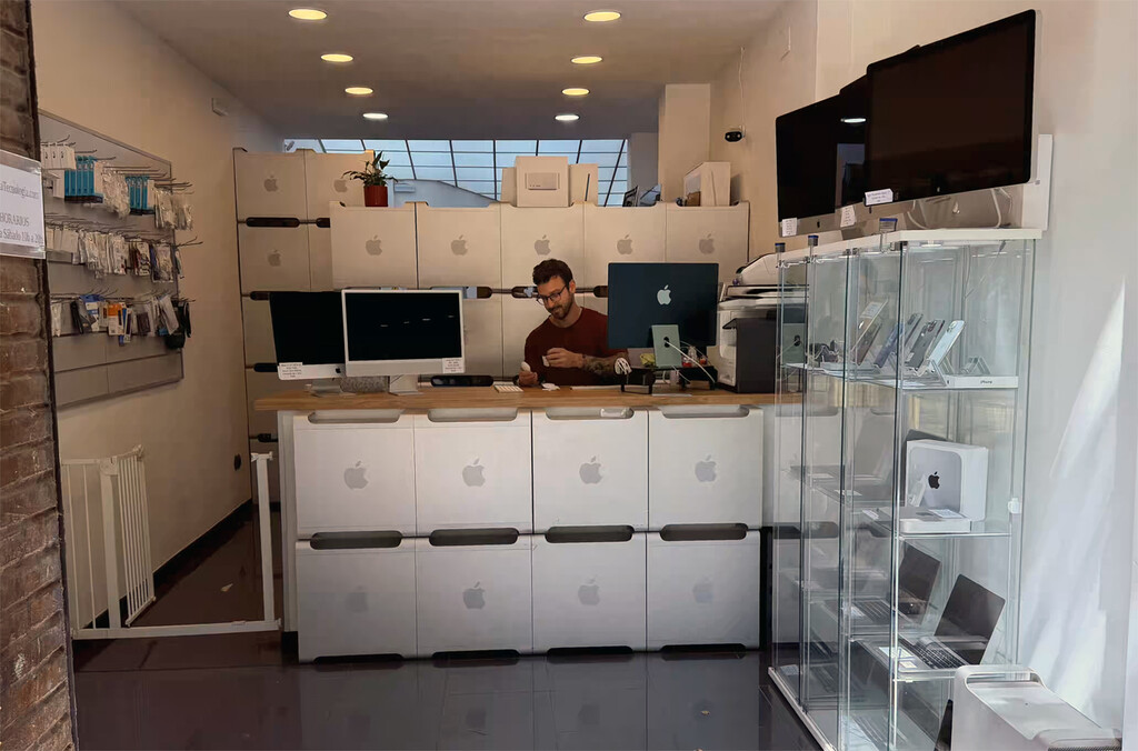 "Reparamos los iPhone que hasta Apple da por muertos": la historia del pequeño taller de Barcelona que arrasa en Google