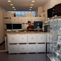 "Reparamos los iPhone que hasta Apple da por muertos": la historia del pequeño taller de Barcelona que arrasa en Google 