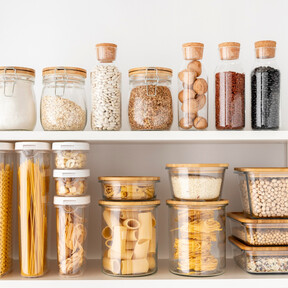 Este cajón es ideal para poner orden en los armarios de cocina para siempre, sin complicaciones y se instala sin tornillos  