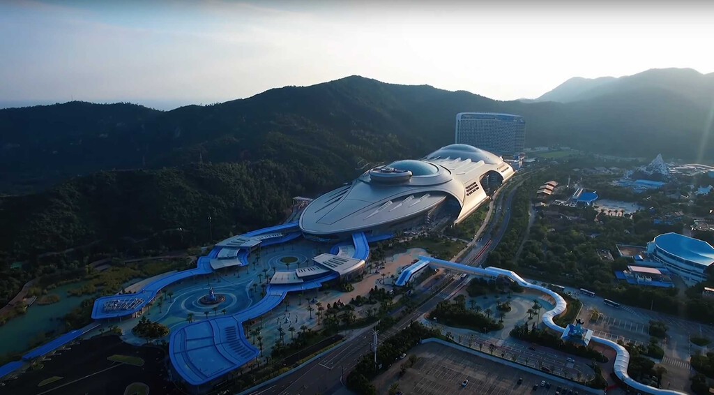 Tiene forma de nave espacial y un acuario gigante con orcas. China quiere apuntarse otro tanto con el parque temático interior más grande del mundo