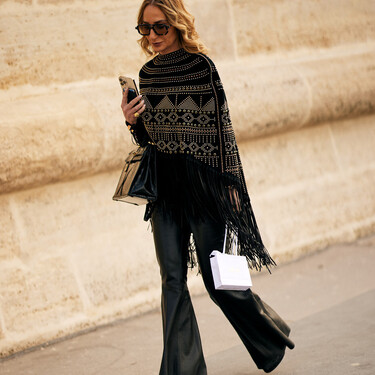 La tendencia absoluta del otoño 2025 son los pantalones negros acampanados: tenemos las claves para llevarlos con estilo