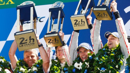 High Fritz Enzinger Vice President Lmp1 Brendon Hartley Earl Bamber Timo Bernhard L R Fia Wec Le Mans 24 Hour Le Mans 2017 Porsche Ag