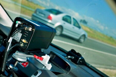 Un conductor boicotea un radar móvil de velocidad con su coche y graba su 'hazaña' en vídeo