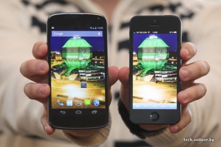El supuesto LG Nexus junto a un iPhone 5