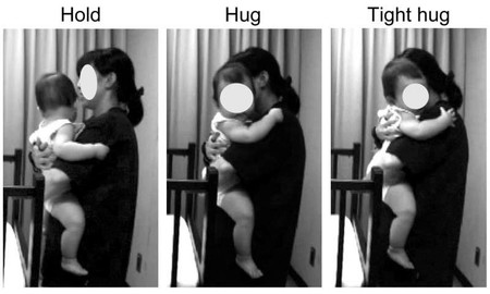 Los bebés se tranquilizan más si les abraza sus padres antes que un extraño