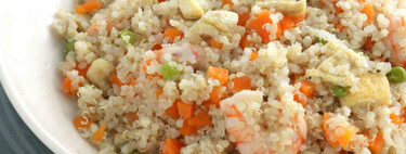 El almuerzo rico en proteínas y muy fácil que puedes preparar con quinoa y sólo cuatro ingredientes más