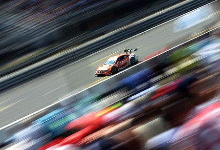 Mattias Ekström cruza primero la línea de meta en Norisring pero Robert Wickens es el ganador. Juncadella, tercero.