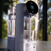 Ninja lanzó su primer filtro de agua y el internet ya se dedicó a ponerla a prueba con los líquidos más absurdos 