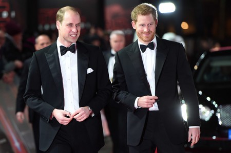 Los príncipes Harry y William se presentan con la fuerza de la elegancia en la premiere de 'Star Wars: The Last Jedi'