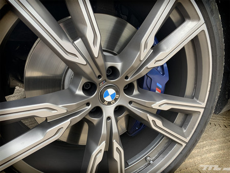 BMW X5 M50d llanta y frenos