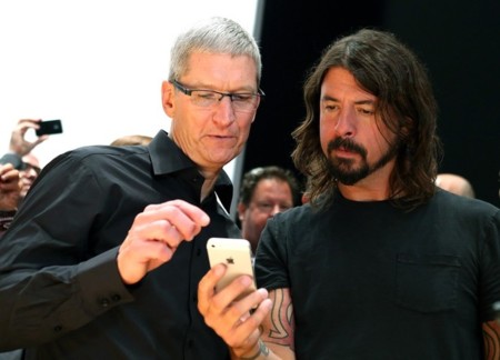 Tim Cook con David Eric Grohl, lider de los Foo Fighters