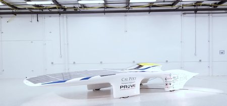 Este coche se mueve con energía solar, no necesita batería y dicen que es capaz de superar los 100 km/h