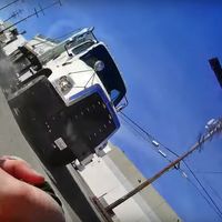 ¿Moto contra camión? Ya sabes quién va a perder, y este cabezabuque te enseña cómo no jugártela