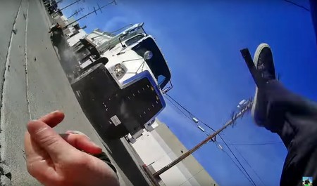 ¿Moto contra camión? Ya sabes quién va a perder, y este cabezabuque te enseña cómo no jugártela