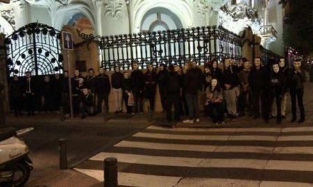 V de Victoria en la puerta de la SGAE