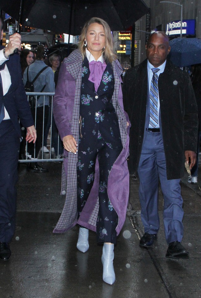 blake lively traje chaqueta look