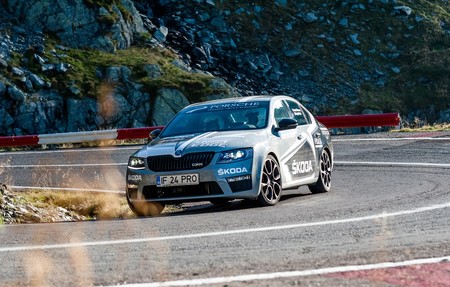 Un Škoda Octavia RS 230 bate récord en Transfagarasan: es más rápido que un Ferrari 458