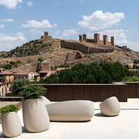 Paradores apuesta por un pueblo de ensueño pero desconocido: su nuevo hotel con vistas al icónico castillo abre sus puertas