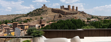 Paradores apuesta por un pueblo de ensueño pero desconocido: su nuevo hotel con vistas al icónico castillo abre sus puertas