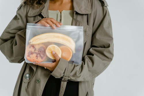 Ziploc y sus bolsas para congelador y microondas tienen graves problemas: una demanda en EUA señala que libera una cantidad peligrosa de microplásticos