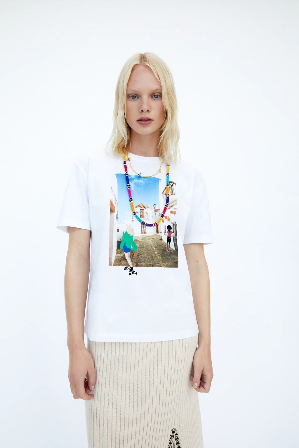 Una camiseta de Vejer de la Frontera (Cádiz), un bolso en forma de oso panda... estas son las novedades más curiosas de Zara 