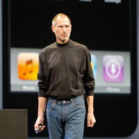 Steve Jobs subió al escenario en 2007 con un iPhone que apenas funcionaba: se salvó con un guión sin improvisación  