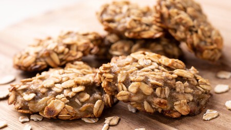 Prepara deliciosas galletas de avena con solo 3 ingredientes y sin horno: ideal para calmar los antojos
