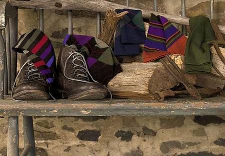 Viste tus pies con rayas y rombos de colores
