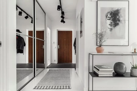 El blanco y negro en este piso tan nórdico sólo se "rompe" con detalles del tendencioso palo rosa y nos encanta el resultado