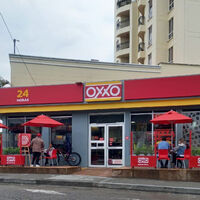 Los impuestos a refrescos y cigarros ya tienen un ganador inesperado en México: OXXO vende más aunque tenga menos clientes 
