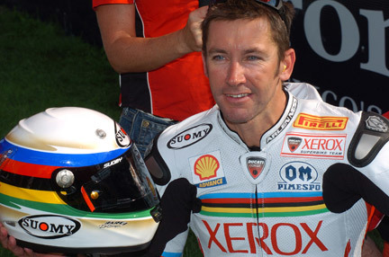 ¡Troy Bayliss se rompe la clavícula en Phillip Island!