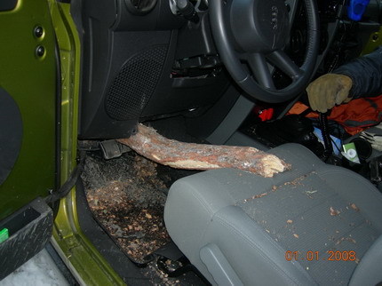 Hay gente con mucha suerte 13: a punto de perder las canicas mientras conducía su Jeep Wrangler