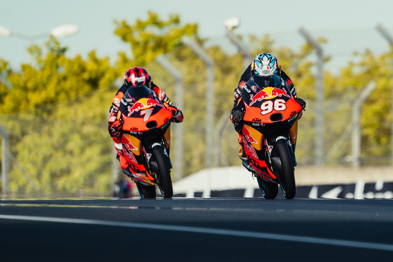 Daniel Holgado culmina la carrera perfecta en Le Mans para ser más líder de Moto3 por la caída de Diogo Moreira