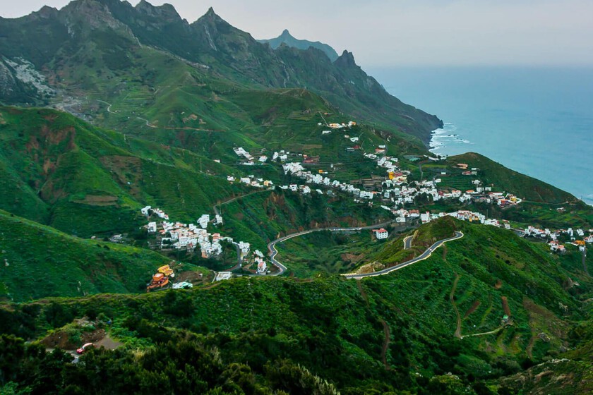 Este pueblo de Tenerife dentro de un parque rural tiene uno de los bosques más antiguos de Europa y es perfecto para salir del sol y playa