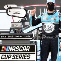 Así son ahora las carreras de coches: la NASCAR se reanudó y Kevin Harvick celebró su victoria con mascarilla