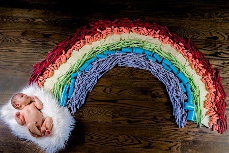 La foto del bebé "doble arco iris" que simboliza la lucha que pasaron para concebirlo