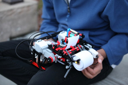 Shubham Banerjee: el niño que ha inventado una impresora para alfabeto braille a partir de un set de LEGO