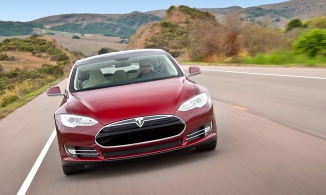 Tesla Model S rojo 20