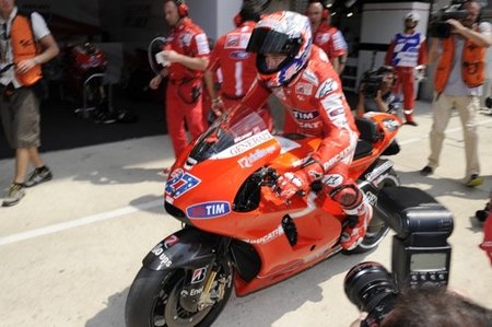 Casey Stoner con la patita en el box de Honda