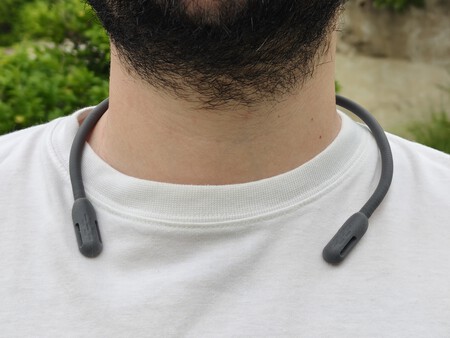 Estos amarres también deben colocarse por debajo de la camiseta | Imagen: Xataka