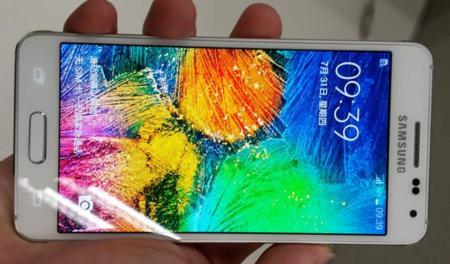 Al Samsung Galaxy Alpha le sienta bien el blanco