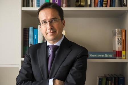 José Ignacio Conde-Ruiz: "Nos movemos hacia un sistema asistencial, con una pensión mínima de subsistencia igual para todos"