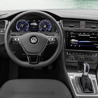 Los botones de siempre están volviendo a los coches porque los conductores se han hartado de jugarse la vida navegando por menús en las pantallas táctiles