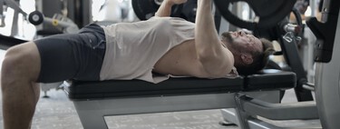 Ataca más a tus tríceps, hombros o pecho utilizando un agarre más estrecho o más amplio en el press de banca