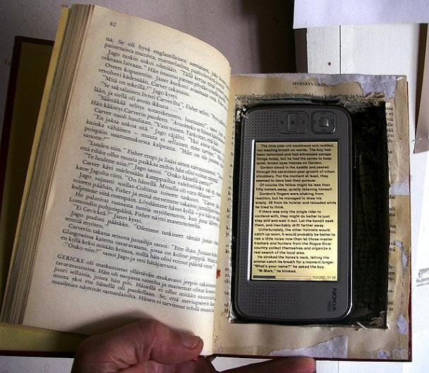 Libro en papel, y libro en formato electrónico