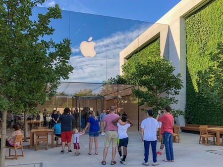 La nueva Apple Store de Louisville es toda vegetación y espejos en la fachada