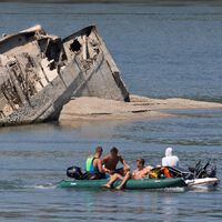 Os arqueólogos não conseguem acreditar no que a seca do Danúbio revelou: barcos nazistas, bombas, uma moto e até um mamute 